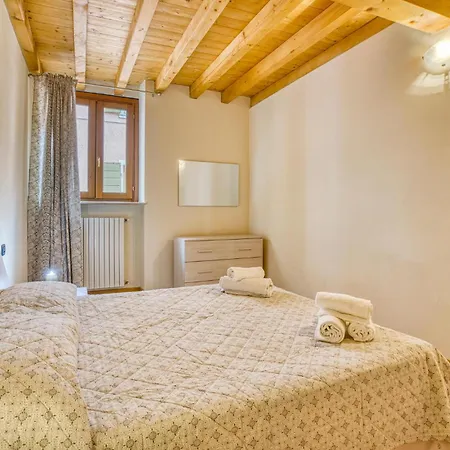 Apartment 2 Bedroom Amazing In Toscolano Maderno